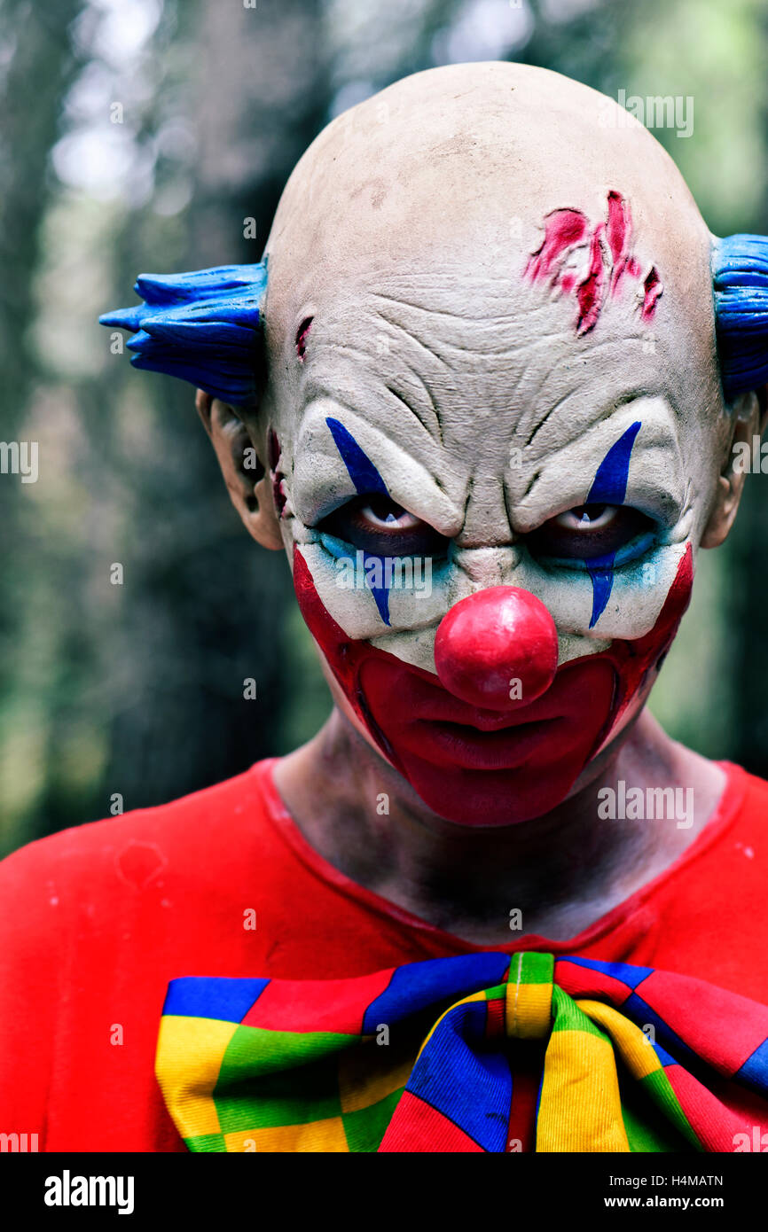 smal øretelefon Mælkehvid Clown fear hi-res stock photography and images - Alamy
