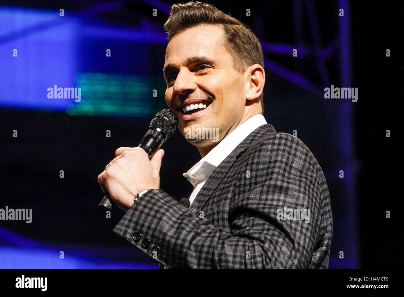 Tv personality hi-res stock photography and images - Alamy