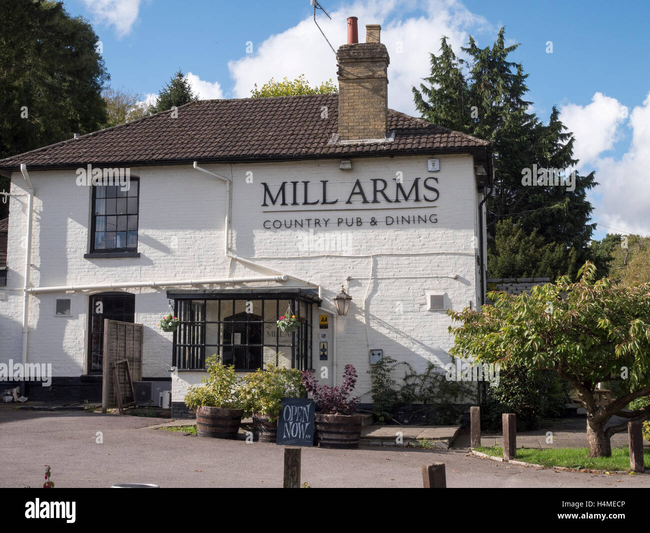 Mill Arms public house, Dunbridge, Mottisfont, Hampshire, England, UK Stock Photo