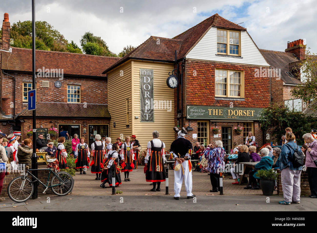 Female Morris Dancers Perform Outside The Dorset Pub During The Lewes Folk Festival 2016, Lewes, Sussex, UK Stock Photo