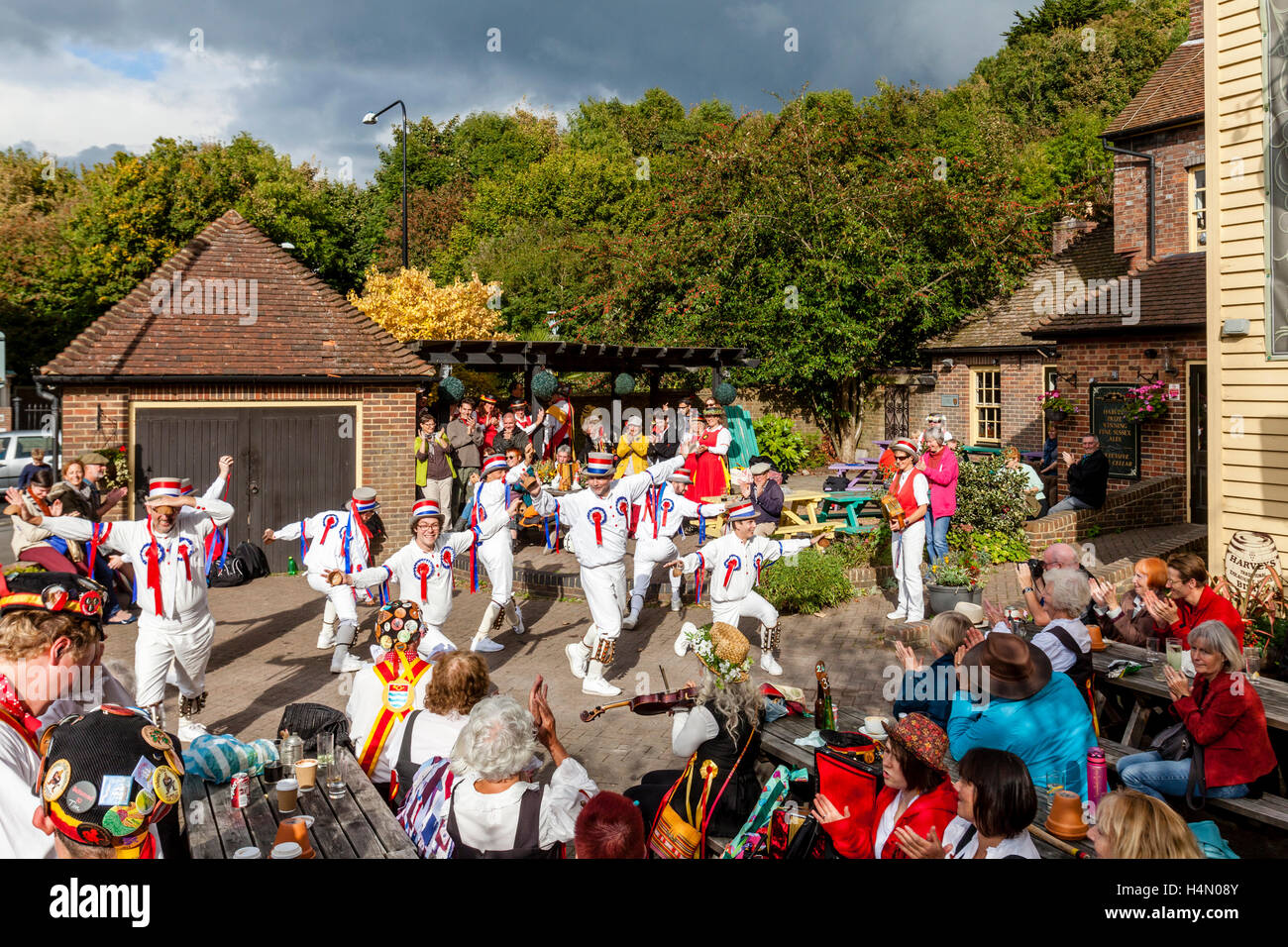 Morris Dancers Perform Outside The Dorset Pub During The Lewes Folk Festival 2016, Lewes, Sussex, UK Stock Photo