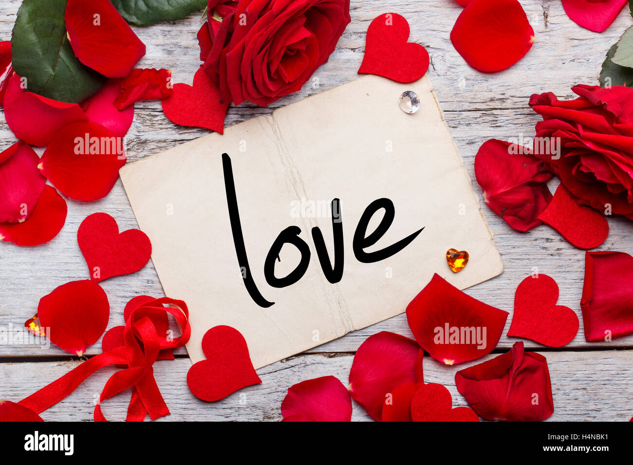 Roses and card with love message Stock Photo - Alamy