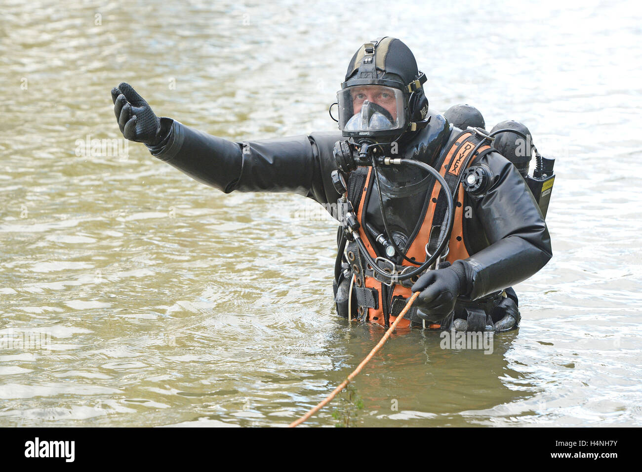 A specialist diving team searches Littleheath Pond in Oxshott, Surrey, as police investigate the murder of Robyn Mercer. Stock Photo