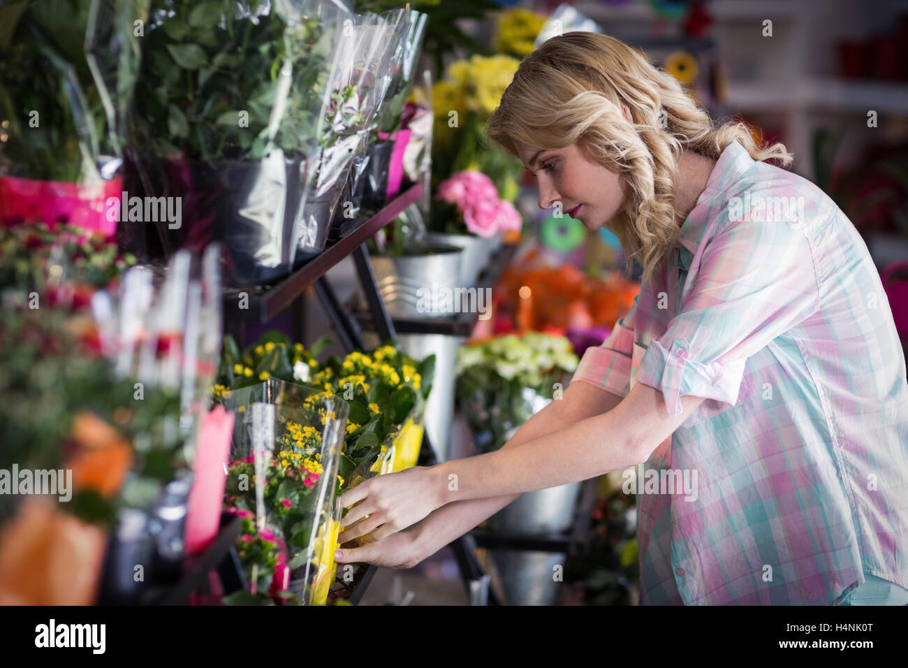 Female florist preparing a flower bouquet Stock Photo - Alamy