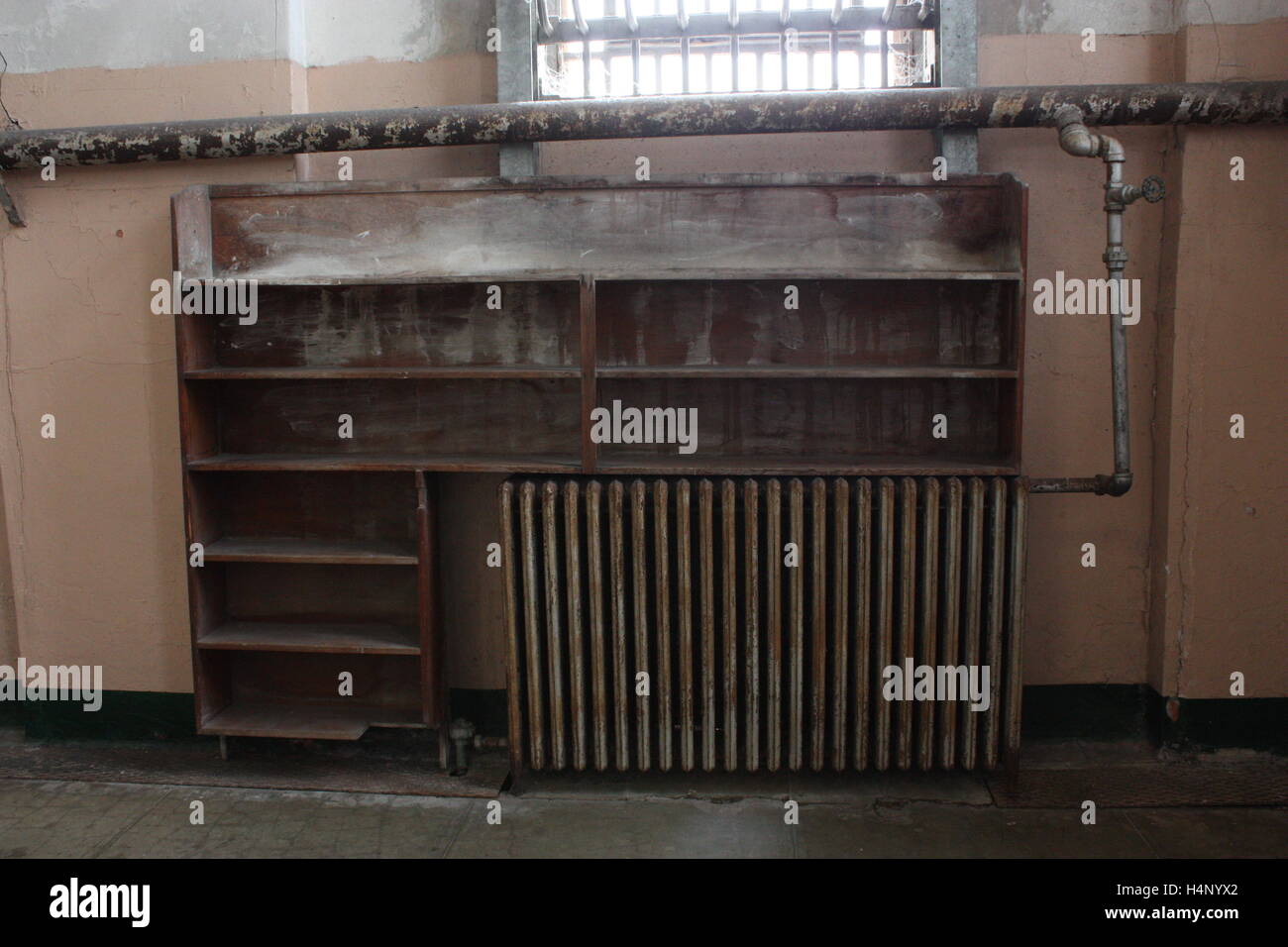 The library shelves in Alcatraz prison San Francisco Stock Photo