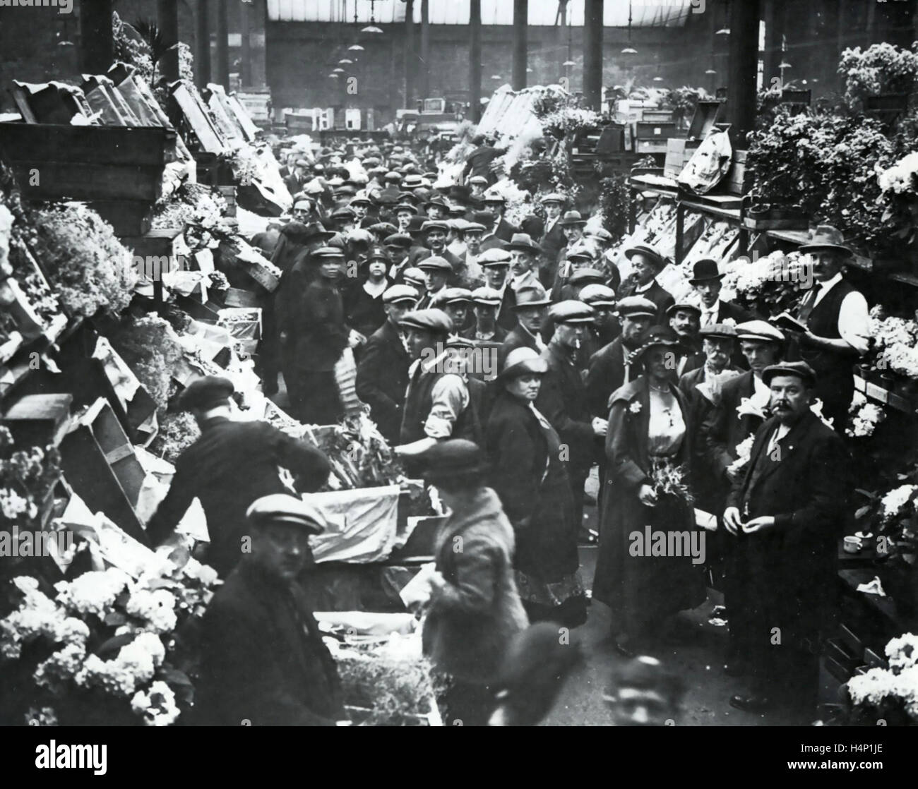 COVENT GARDEN FLOWER MARKET, London, about 1925 Stock Photo