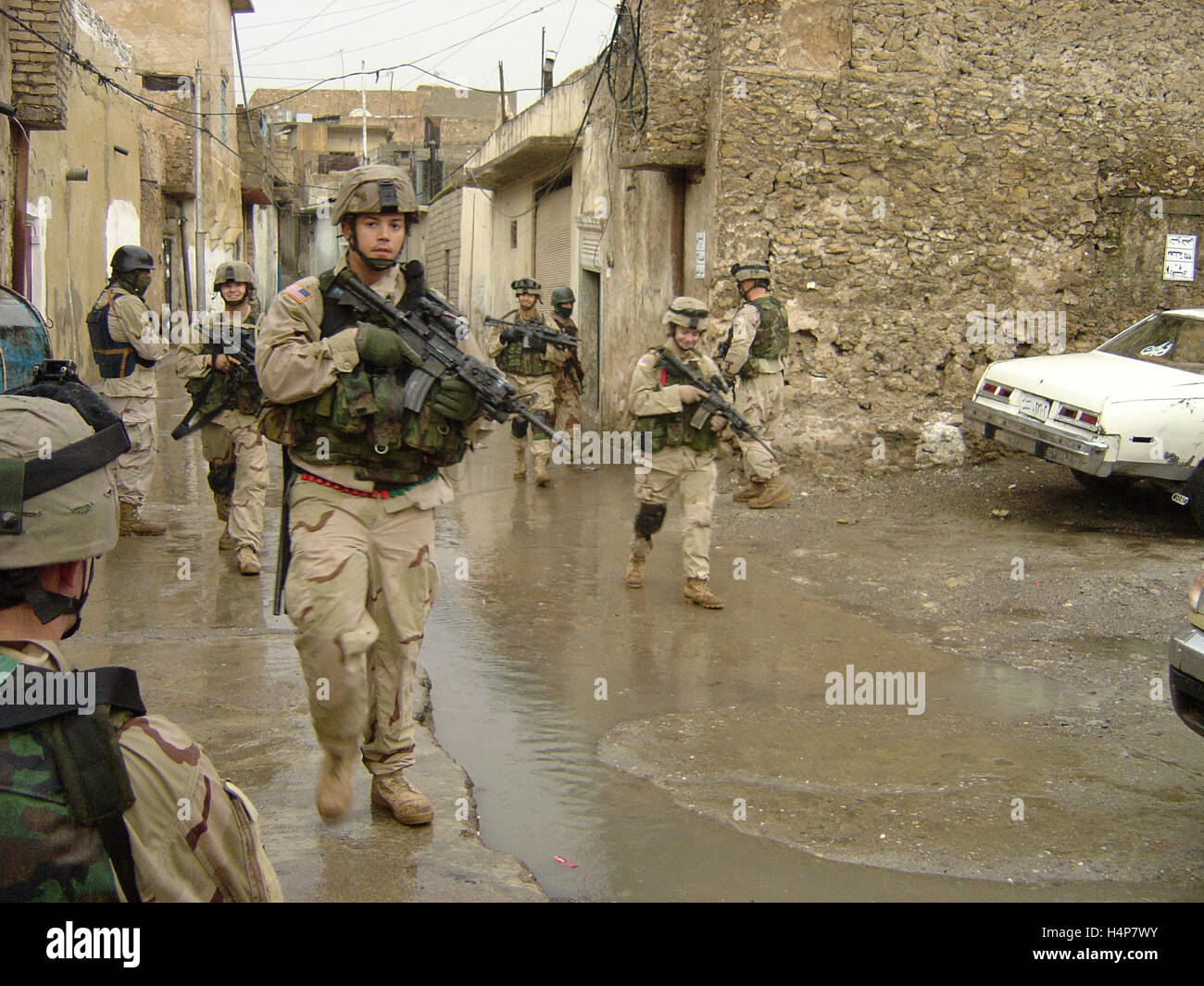 22nd November 2004 U.S. Army & Iraqi soldiers on the rain-soaked streets of Mosul's old town area in northern Iraq. Stock Photo
