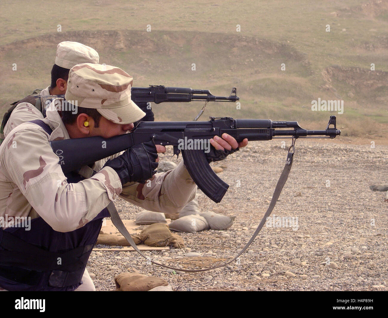 27th November 2004 Members of the Iraqi National Guard firing AK-47 Kalashnikov rifles on the range at FOB Marez, Mosul, Iraq. Stock Photo