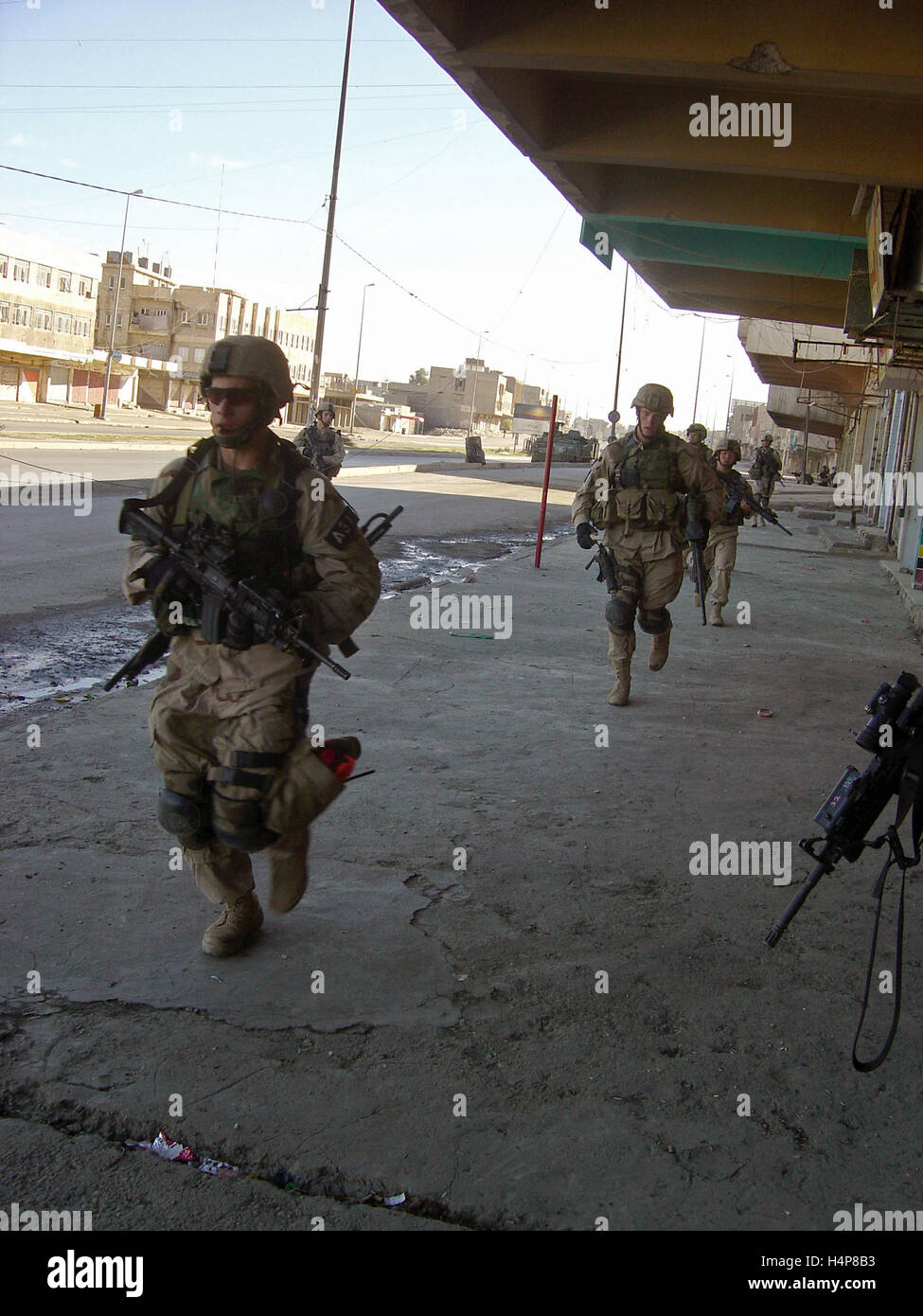3rd December 2004 U.S. Army soldiers of the 1st Battalion, 24th Infantry Regiment, 'Deuce Four', on the streets of Mosul, Iraq. Stock Photo