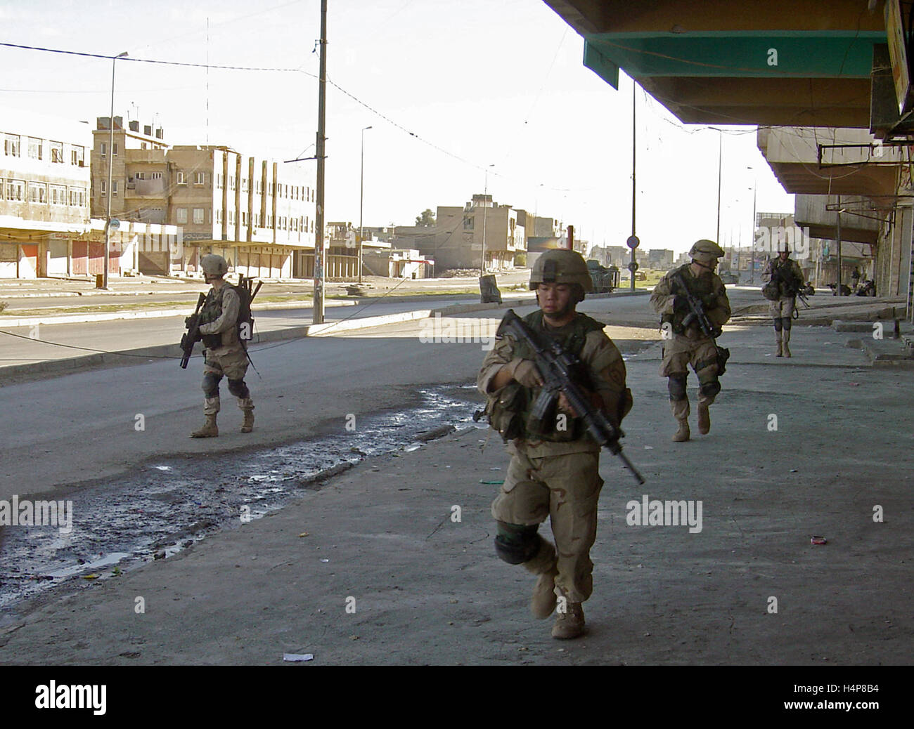3rd December 2004 U.S. Army soldiers of the 1st Battalion, 24th Infantry Regiment, 'Deuce Four', on the streets of Mosul, Iraq. Stock Photo