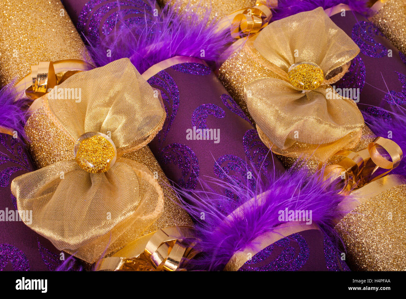 Christmas crackers gold hires stock photography and images Alamy