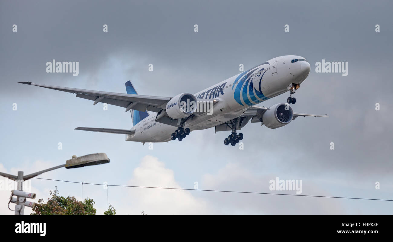 EgyptAir Boeing 777 SU-GDM coming into land at London Heathrow Airport LHR Stock Photo