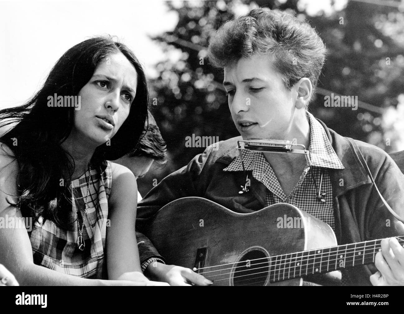 Folk singers Joan Baez and Bob Dylan during the Civil Rights March August 28, 1963 in Washington, DC. Stock Photo