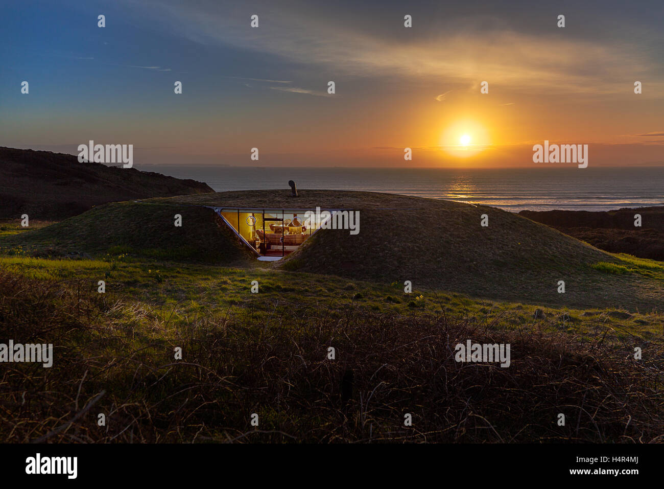 Ecohome at Druidstone, Pembrokeshire caught in the sun Stock Photo Alamy