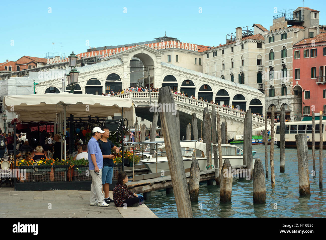 The rialto bridge and grand canal at night hi-res stock photography and ...