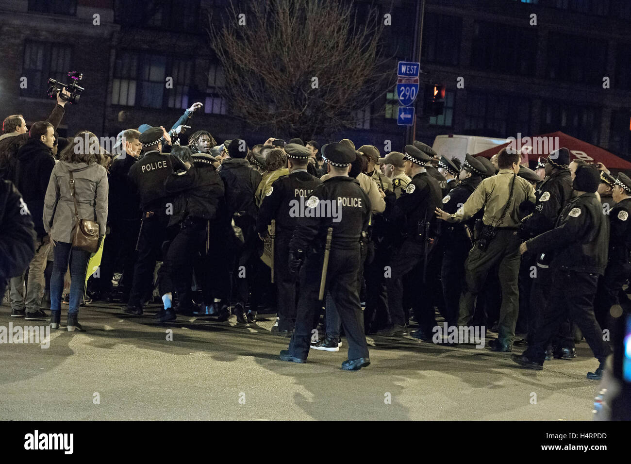 A scuffle breaks out between protesters and the Chicago Police ...