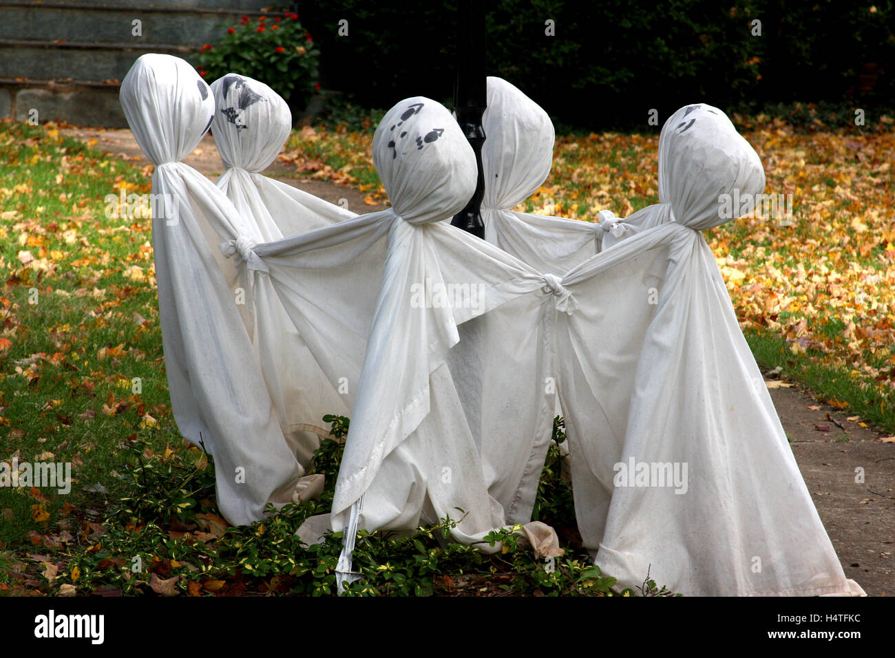 Ghosts dancing halloween lawn front yard ghosts halloween hi-res stock  photography and images - Alamy