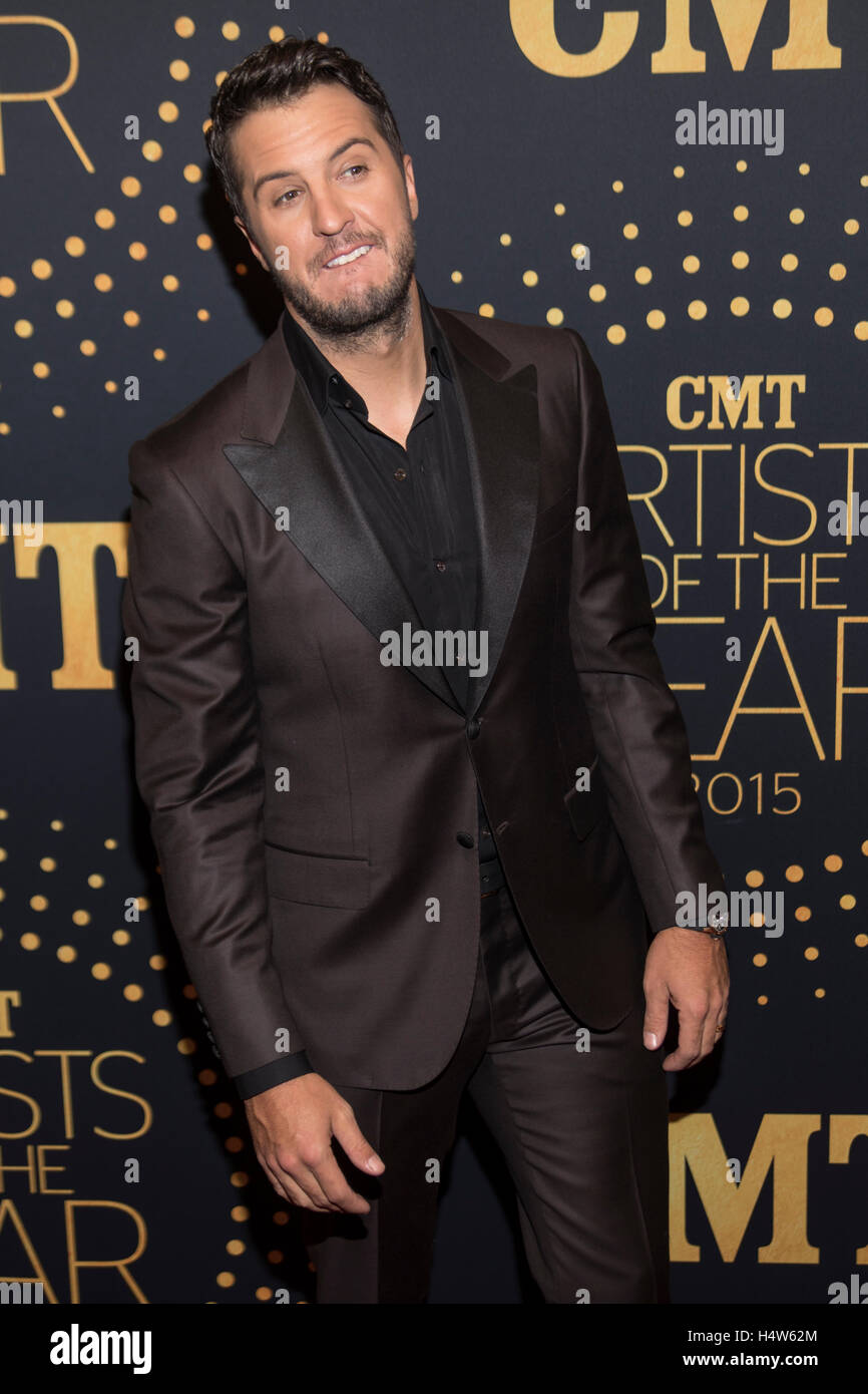 Luke Bryan arrives on the red carpet at the 2015 CMT Artists of the