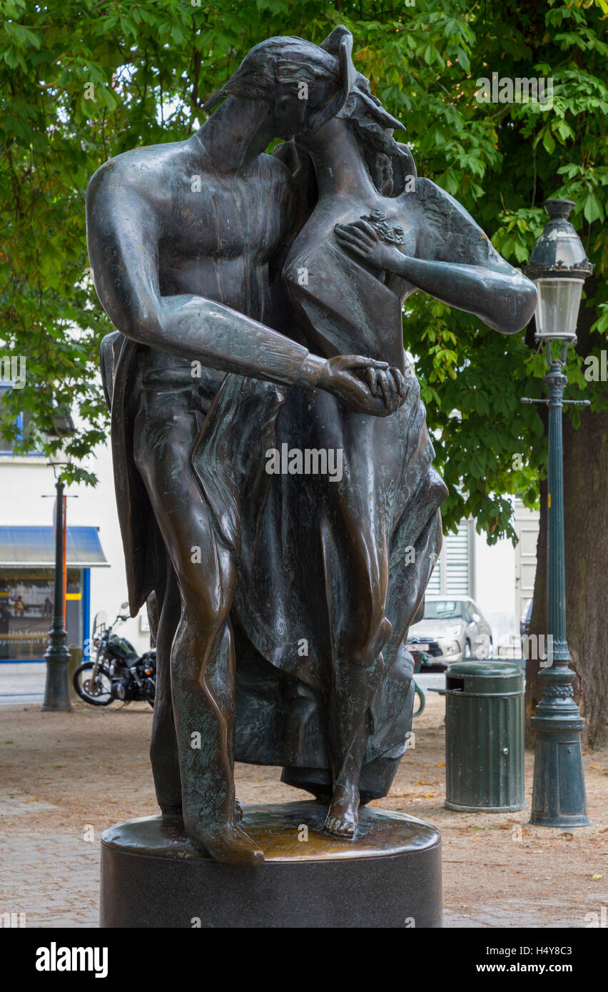'The Lovers' statue in the tree lined Burg square Stock Photo