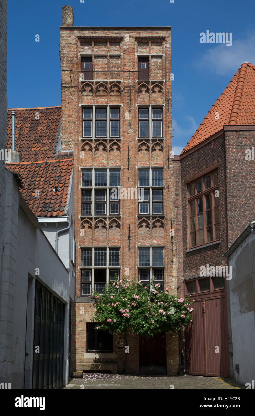 'The Zomere' is the only house in Oude Zomerstraat (Old Summer Street). This Gothic style house dates from 1479. Stock Photo