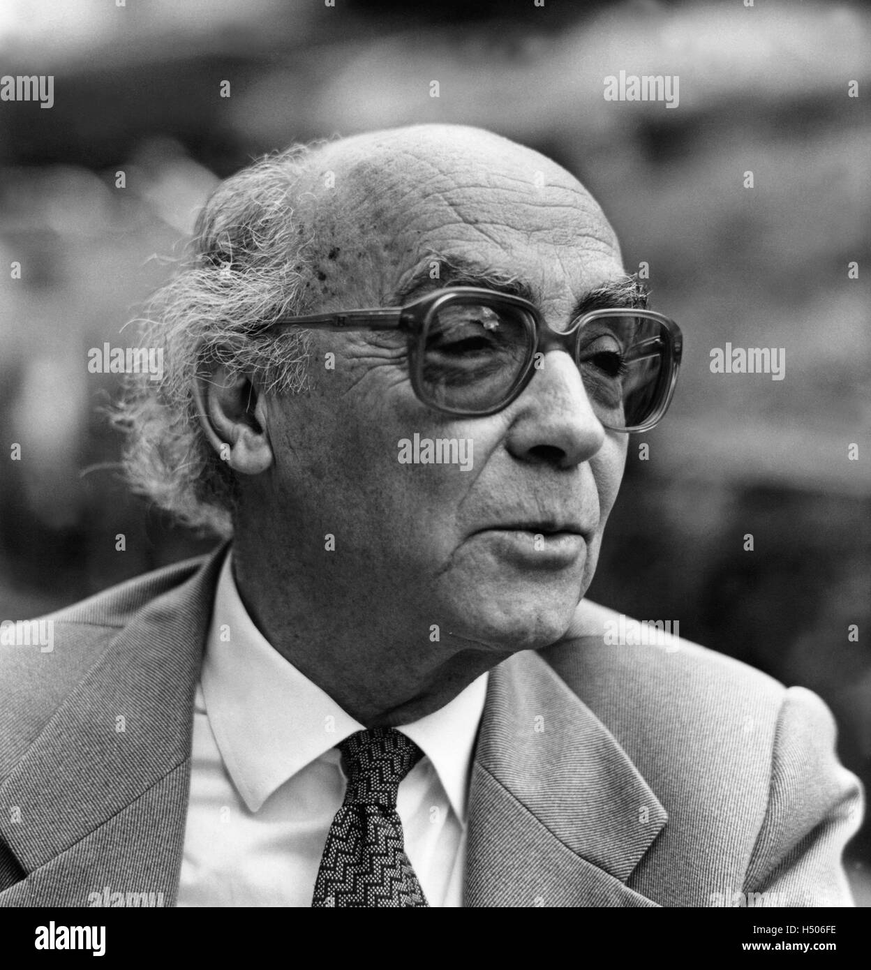 Nobel-winning author Jose Saramago dies at 87 - BBC News