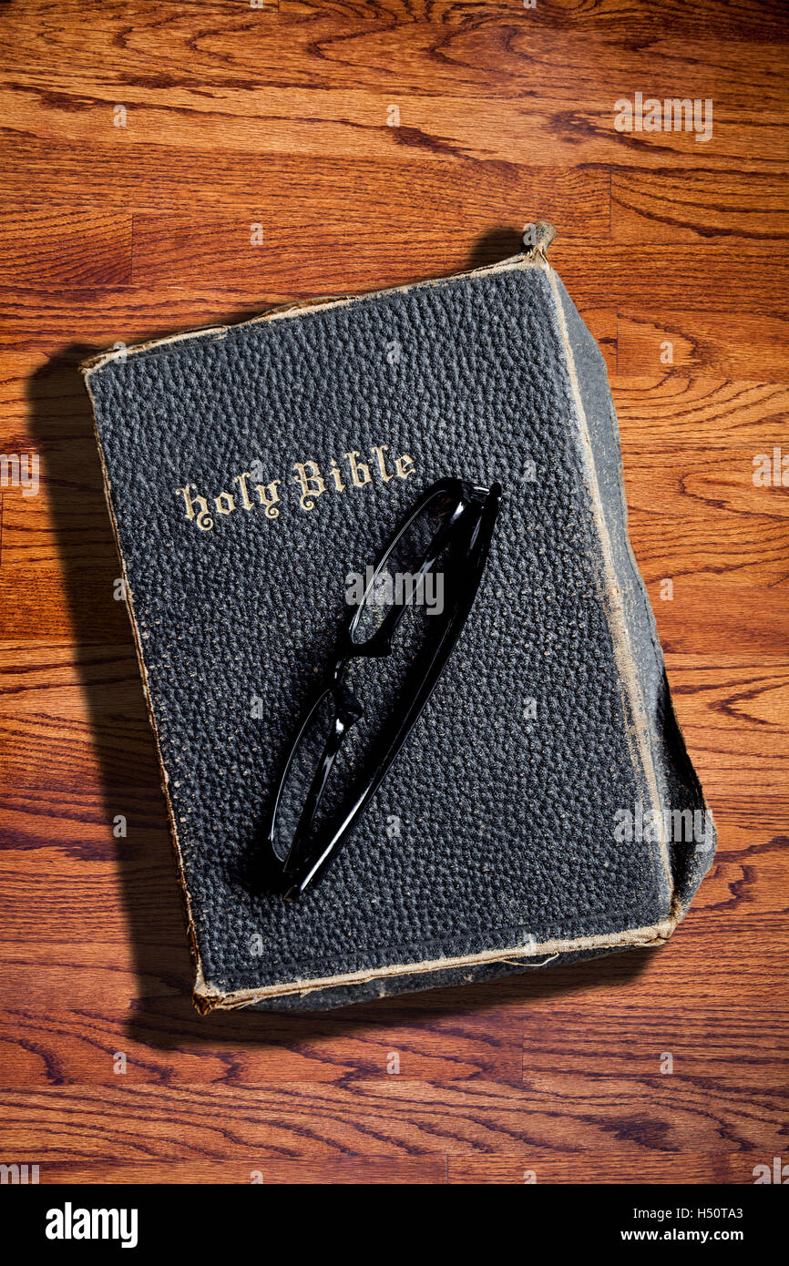 Vintage bible hi-res stock photography and images - Alamy