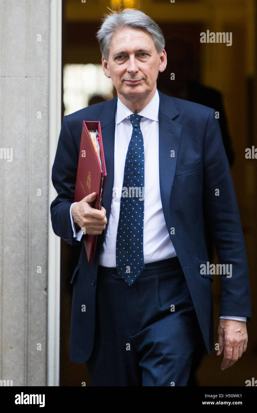 Downing Street, London, October 18th 2016. Chancellor of the Exchequer Philip Hammond leaves 10 Downing Street in London following the weekly cabinet meeting. Credit:  Paul Davey/Alamy Live News Stock Photo