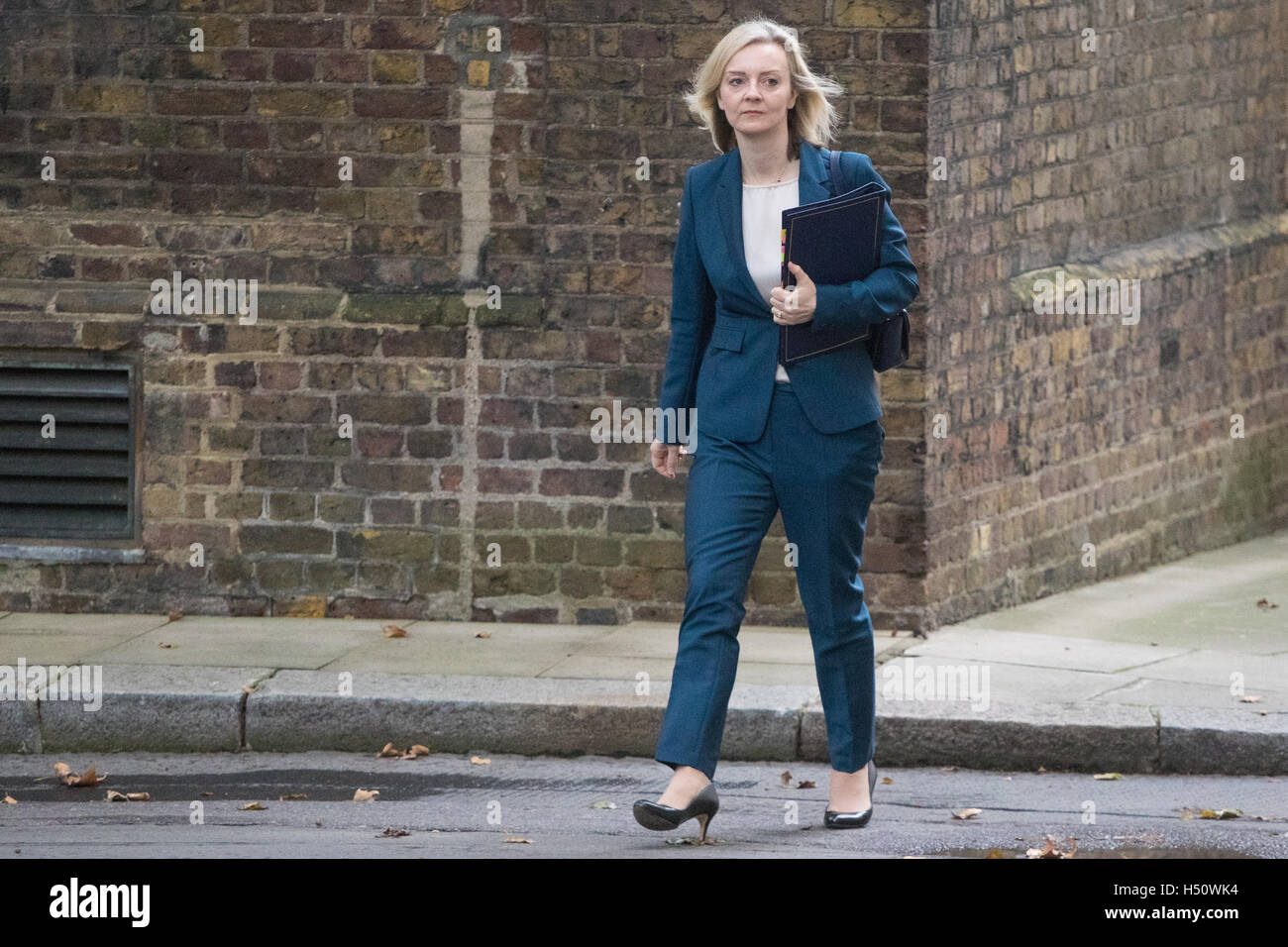 Downing Street, London, October 18th 2016. Justice Secretary and Lord Chancellor Liz Truss arrives at the weekly cabinet meeting at 10 Downing Street in London. Credit:  Paul Davey/Alamy Live News Stock Photo