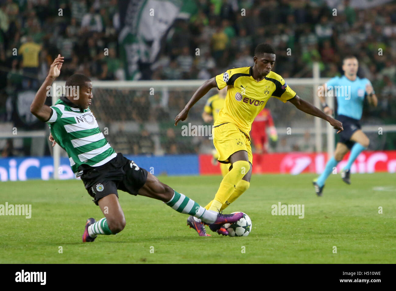 Lisbon, Portugal. 18th Oct, 2016. Sporting's defender Marvin Zeegelaar (L) vies with Dortmund's forward Ousmane Dembele during the UEFA Champions League Group F football match Sporting CP vs Borussia Dortmund at the Alvalade stadium in Lisbon, Portugal on October 18, 2016. Photo: Pedro Fiuza Credit:  Pedro Fiuza/ZUMA Wire/Alamy Live News Stock Photo