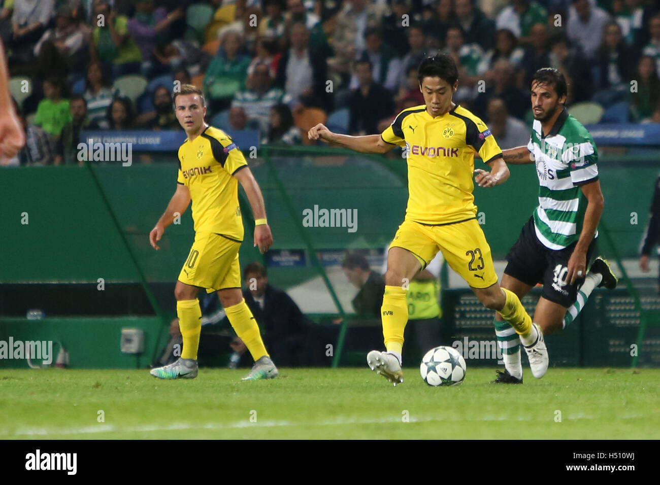 Lisbon, Portugal. 18th Oct, 2016. Dortmund's midfielder Shinji Kagawa vies with Sporting's forward Bryan Ruiz (R ) during the UEFA Champions League Group F football match Sporting CP vs Borussia Dortmund at the Alvalade stadium in Lisbon, Portugal on October 18, 2016. Photo: Pedro Fiuza Credit:  Pedro Fiuza/ZUMA Wire/Alamy Live News Stock Photo