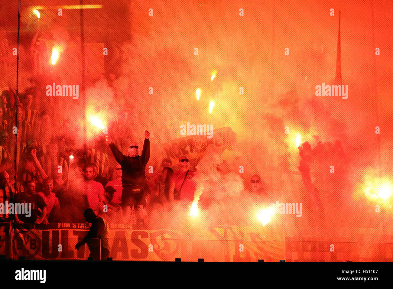 Lisbon, Portugal. 18th Oct, 2016. Dortmund's supporters during the UEFA Champions League Group F football match Sporting CP vs Borussia Dortmund at the Alvalade stadium in Lisbon, Portugal on October 18, 2016. Photo: Pedro Fiuza Credit:  Pedro Fiuza/ZUMA Wire/Alamy Live News Stock Photo