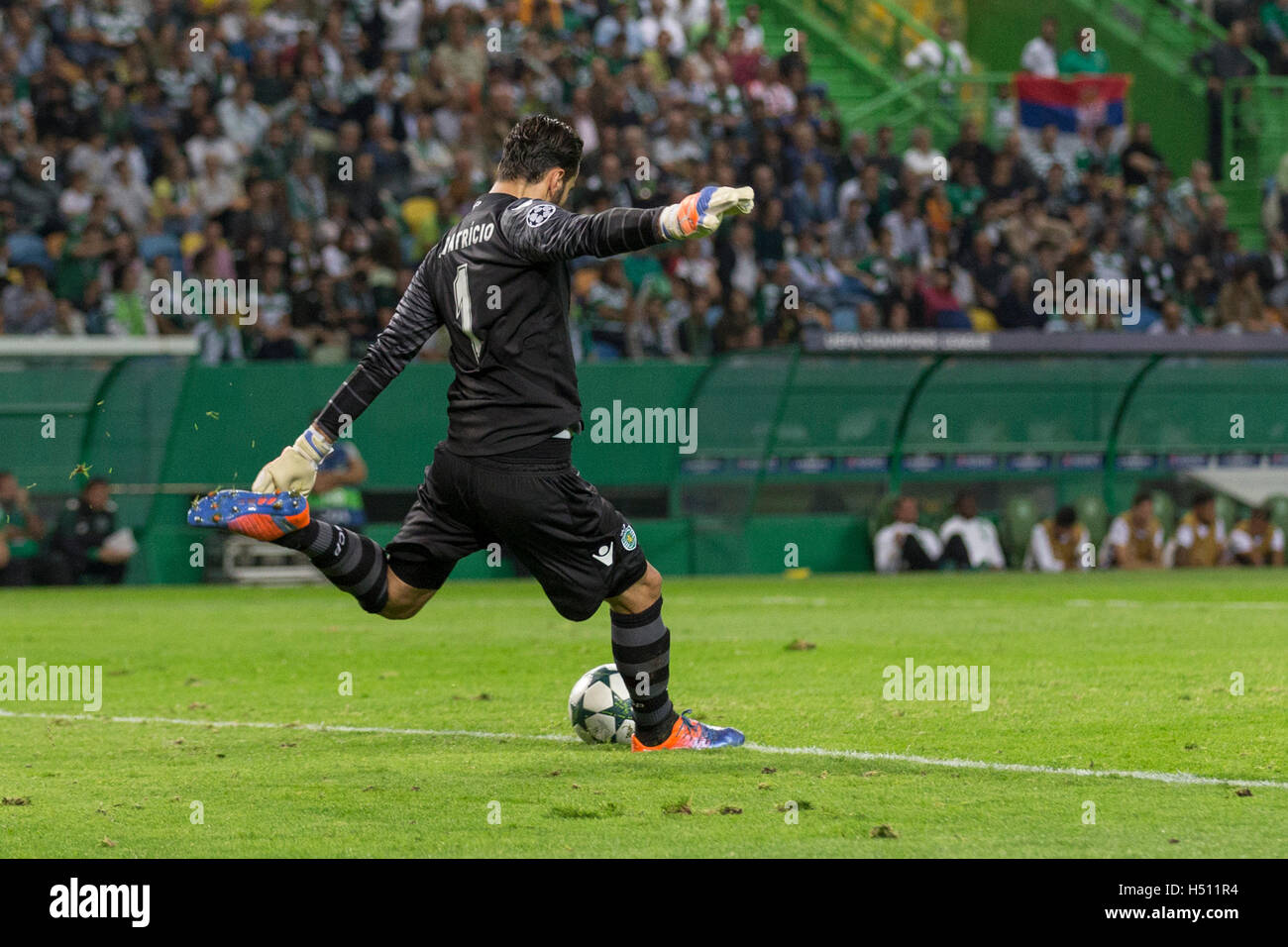Lisbon, Portugal. 18th October, 2016. Sporting's Portuguese goalkeeper Rui Patricio (1) during the game of the UEFA Champions League, Group B, Sporting CP vs Borussia Dortmund Credit:  Alexandre de Sousa/Alamy Live News Stock Photo