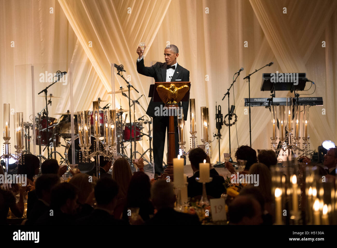 US President Barack Obama offers a toast to Italian Prime Minister Matteo Renzi during a state dinner on the South Lawn of the White House in Washington DC, USA, 18 October 2016. President Obama hosts his final state dinner, featuring celebrity chef Mario Batali and singer Gwen Stefani performing after dinner. Credit: Michael Reynolds/Pool via CNP/MediaPunch Stock Photo