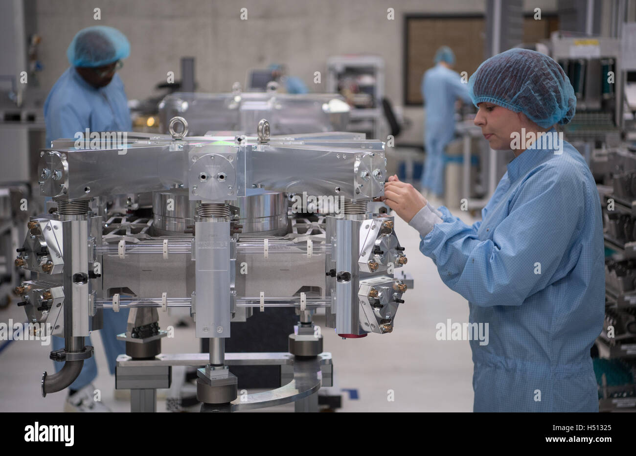 Ditzingen, Germany. 18th Oct, 2016. An employee of machine manufacturer  Trumpf mounts a CO2 laser resonator