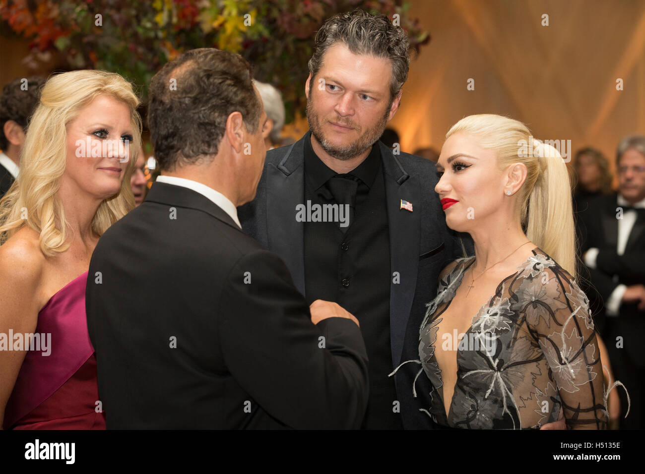 US entertainer Gwen Stefani (R), US entertainer Blake Shelton (2-R), New York Governor Andrew Cuomo (2-L) and US chef and author Sandra Lee (L) attend a state dinner for Italian Prime Minister Matteo Renzi, hosted by US President Barack Obama, on the South Lawn of the White House in Washington DC, USA, 18 October 2016. President Obama hosts his final state dinner, featuring celebrity chef Mario Batali and singer Gwen Stefani performing after dinner. Credit: Michael Reynolds/Pool via CNP/MediaPunch Stock Photo