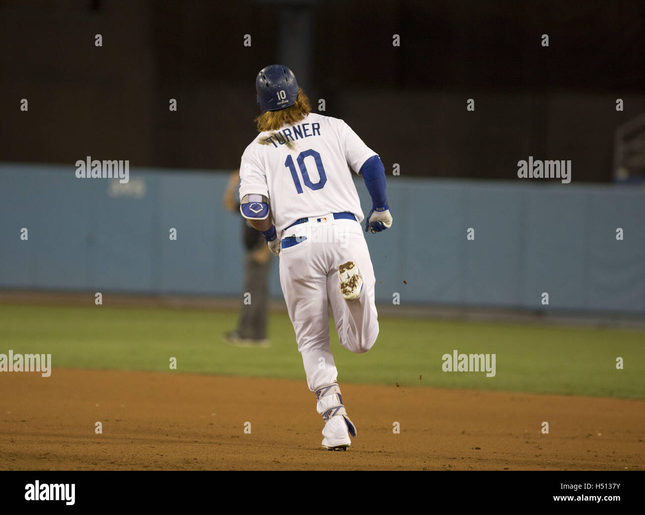 Los Angeles, CALIFORNIA, UNITED STATES OF AMERICA, USA. 18th Oct, 2016. Justin Turner (10) of the Los Angeles Dodgers runs the bases after hitting a home run against the Chicago Cubs in the fifth inning of game three of the National League Championship Series at Dodger Stadium on October 18, 2016 in Los Angeles, California.Los Angeles Dodgers won the game 6-0 to take the lead 2 games to 1 .ARMANDO ARORIZO Credit:  Armando Arorizo/Prensa Internacional/ZUMA Wire/Alamy Live News Stock Photo