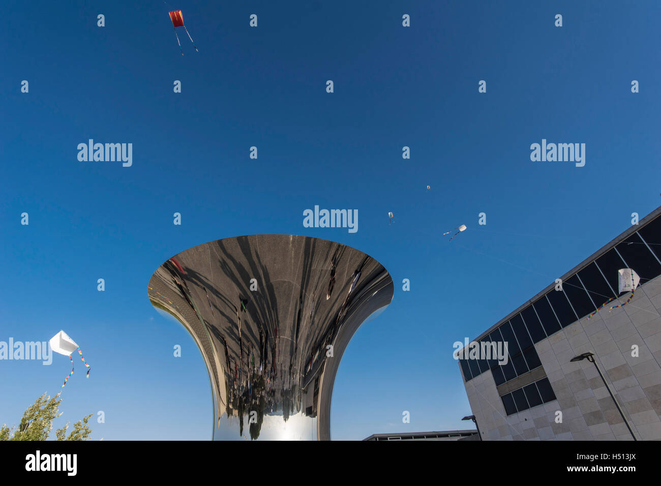 Jerusalem, Israel. 18th October, 2016. The Annual Kite Flying festival at the Israel Museum during the Jewish holiday of Succot. Credit:  Yagil Henkin/Alamy Live News Stock Photo