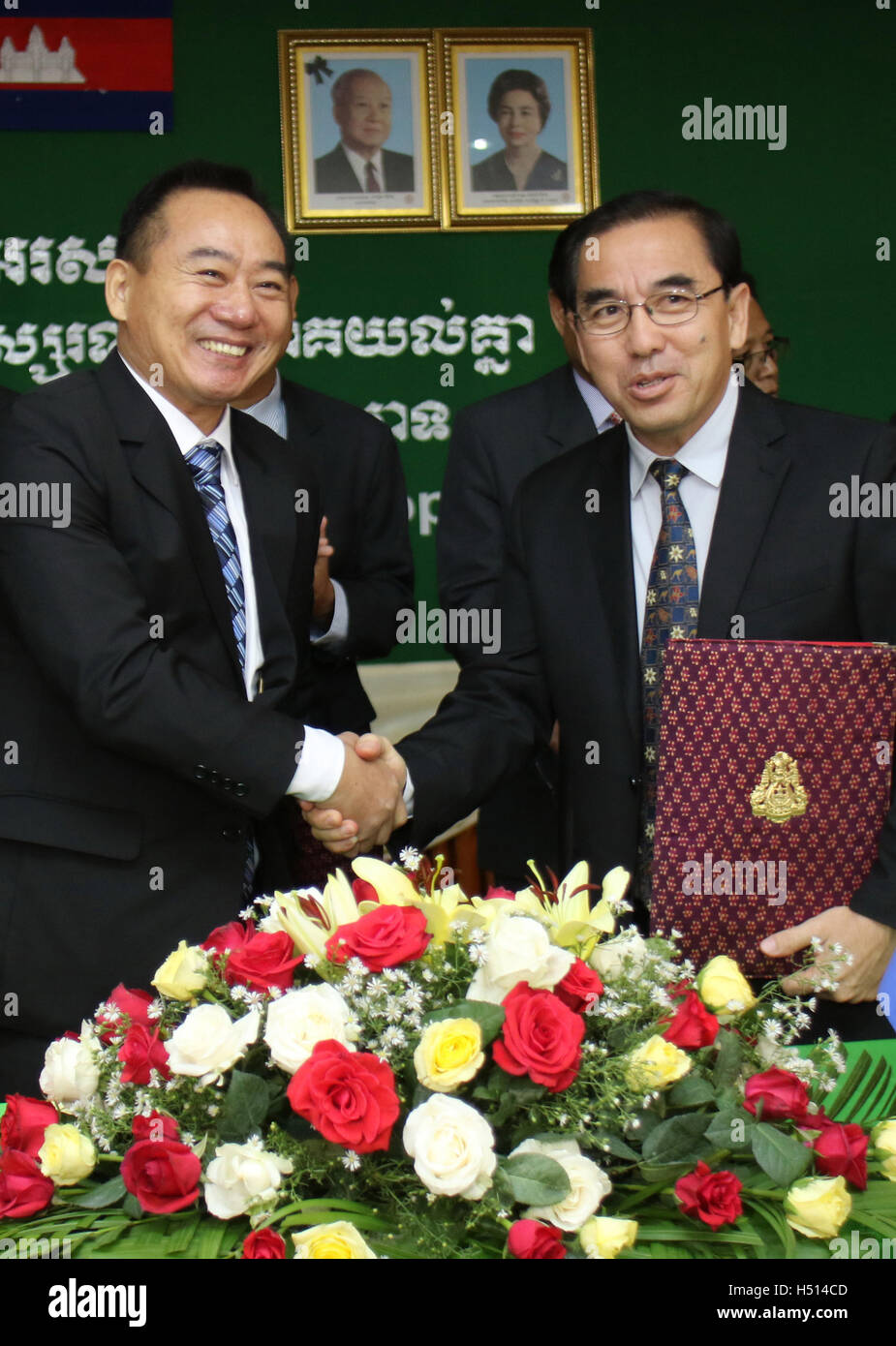 (161019) -- PHNOM PENH, Oct. 19, 2016 (Xinhua) -- Veng Sakhon (R), Cambodian Minister of Agriculture, Forestry and Fishery, shakes hands with Shen Chen (L), chairman of Tian Rui (Cambodia) Agricultural Cooperation Special Economic Zone, during a signing ceremony in Phnom Penh, Cambodia, Oct. 19, 2016. Cambodia signed a Memorandum of Understanding (MoU) on Agricultural Development with a Chinese company from east China's Shandong province on Wednesday. (Xinhua/Sovannara)(axy) Stock Photo