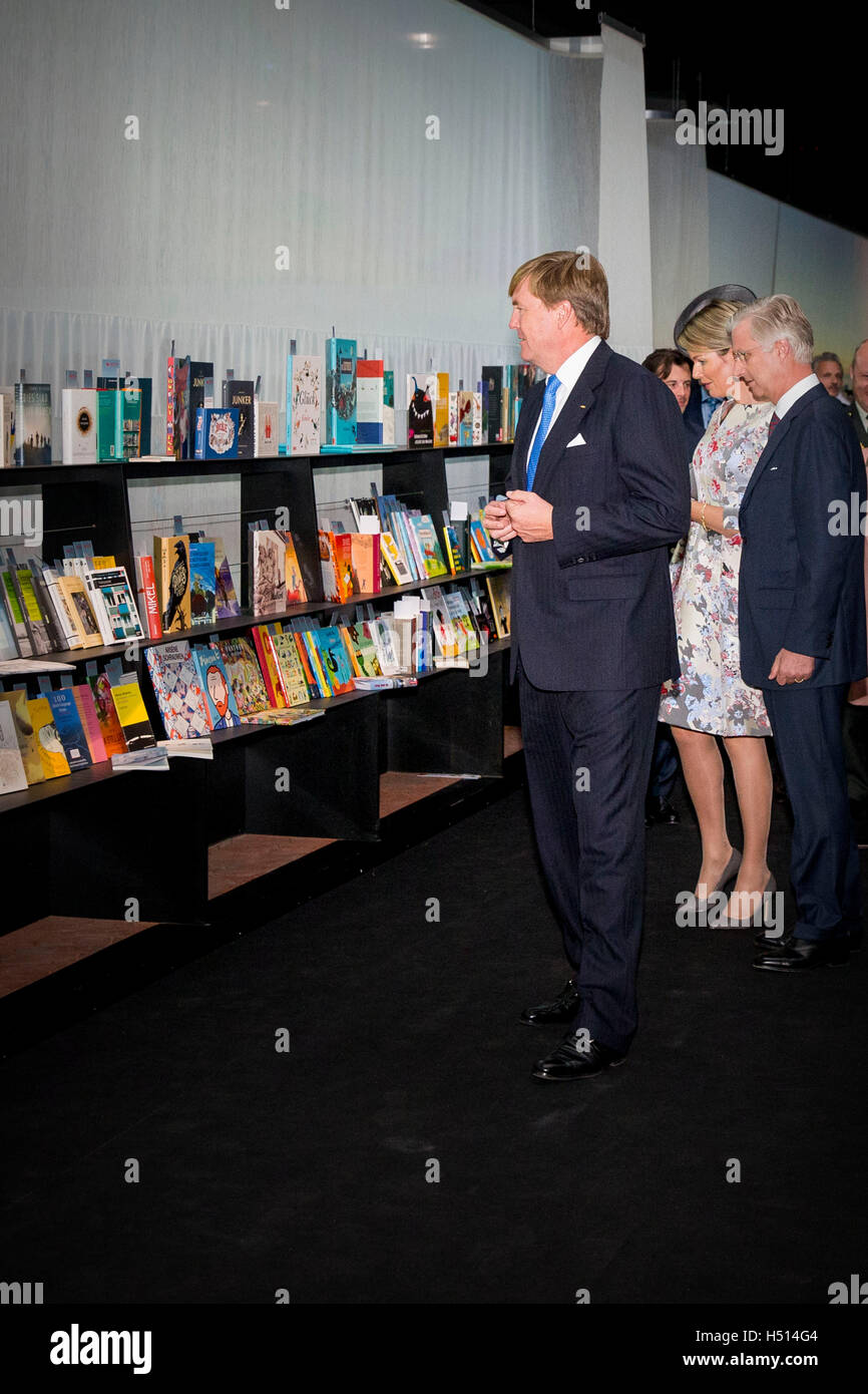 Frankfurt, Germany. 18th Oct, 2016. King Willem-Alexander of The Netherlands and King Philippe of Belgium open the Dutch Flemish pavilion of the Buchmesse in Frankfurt, Germany, 18 October 2016. Queen Mathilde also attends the opening. Photo: Patrick van Katwijk/ POINT DE VUE OUT - NO WIRE SERVICE -/dpa/Alamy Live News Stock Photo