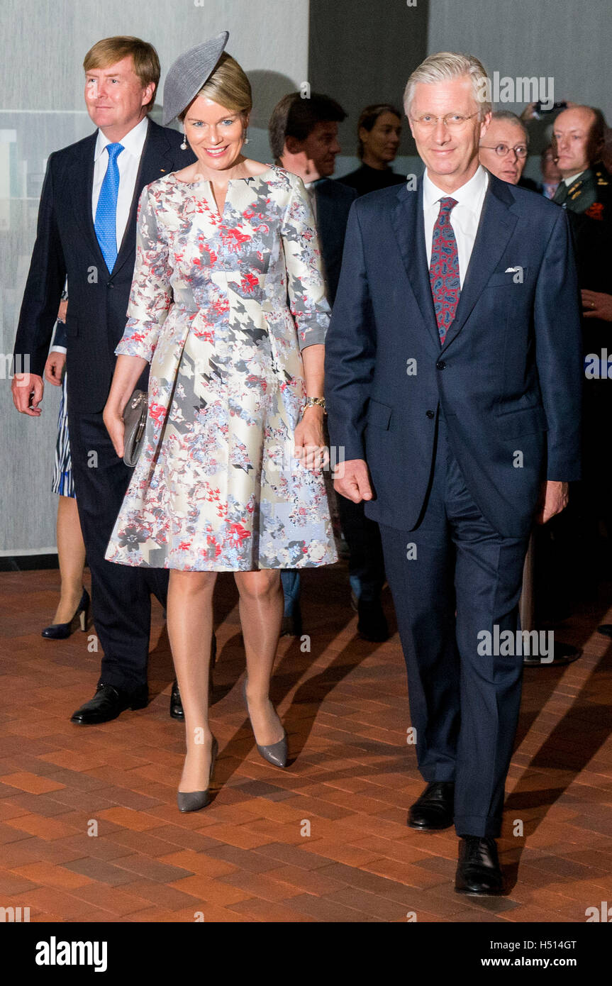 Frankfurt, Germany. 18th Oct, 2016. King Willem-Alexander of The Netherlands and King Philippe of Belgium open the Dutch Flemish pavilion of the Buchmesse in Frankfurt, Germany, 18 October 2016. Queen Mathilde also attends the opening. Photo: Patrick van Katwijk/ POINT DE VUE OUT - NO WIRE SERVICE -/dpa/Alamy Live News Stock Photo