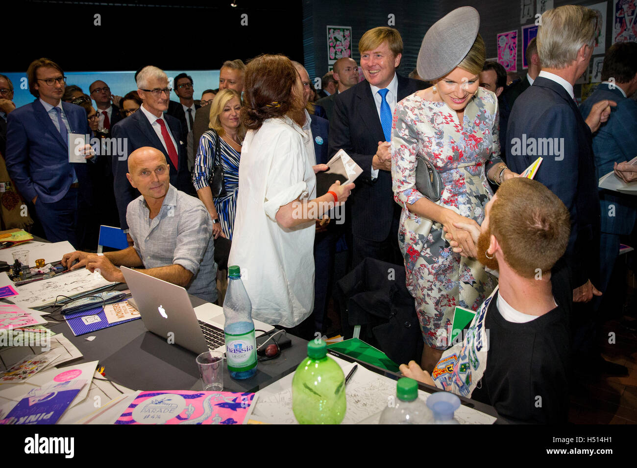 Frankfurt, Germany. 18th Oct, 2016. King Willem-Alexander of The Netherlands and King Philippe of Belgium open the Dutch Flemish pavilion of the Buchmesse in Frankfurt, Germany, 18 October 2016. Queen Mathilde also attends the opening. Photo: Patrick van Katwijk/ POINT DE VUE OUT - NO WIRE SERVICE -/dpa/Alamy Live News Stock Photo