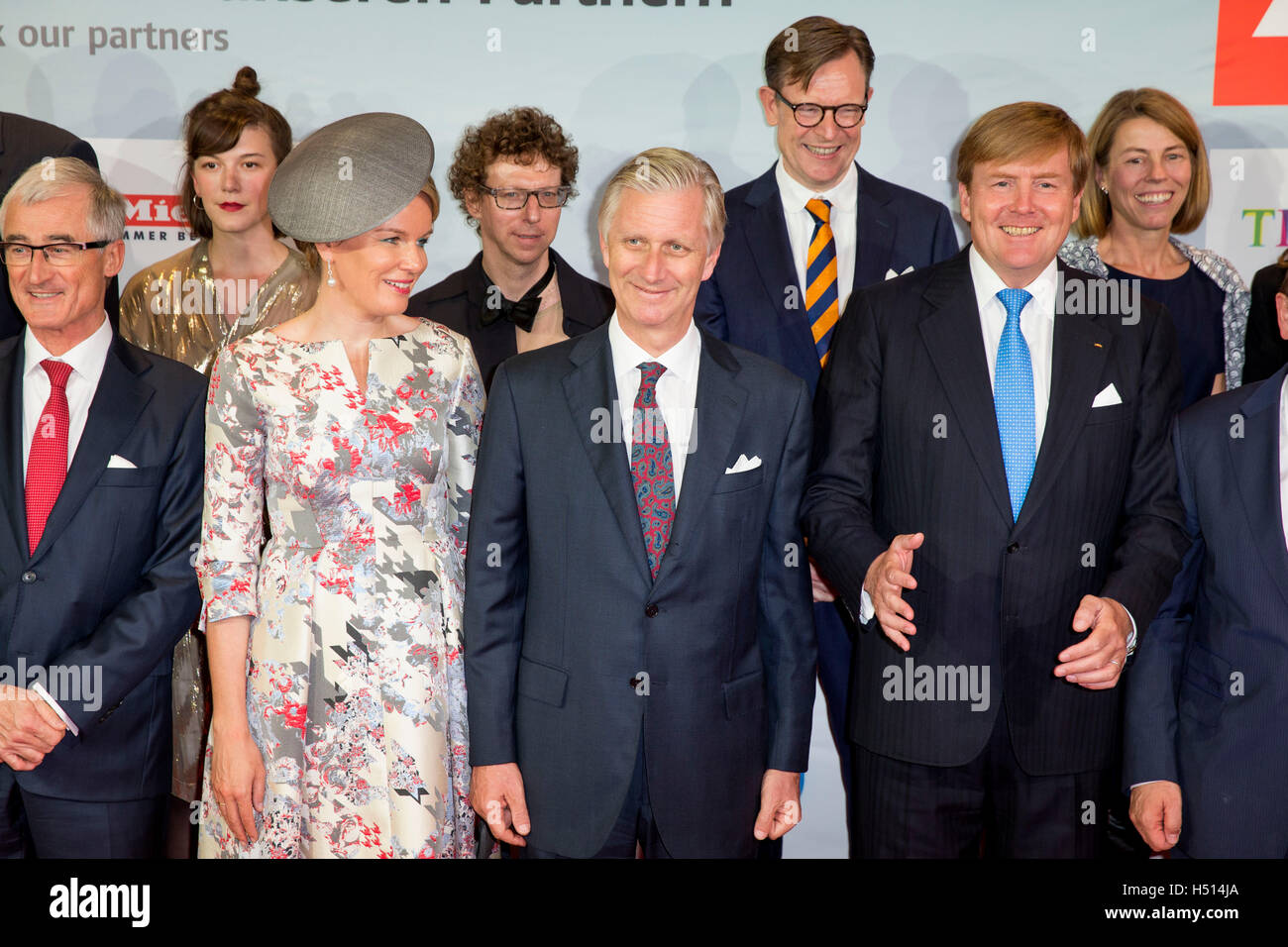 Frankfurt, Germany. 18th Oct, 2016. King Willem-Alexander of The Netherlands and King Philippe of Belgium open the Dutch Flemish pavilion of the Buchmesse in Frankfurt, Germany, 18 October 2016. Queen Mathilde also attends the opening. Photo: Patrick van Katwijk/ POINT DE VUE OUT - NO WIRE SERVICE -/dpa/Alamy Live News Stock Photo