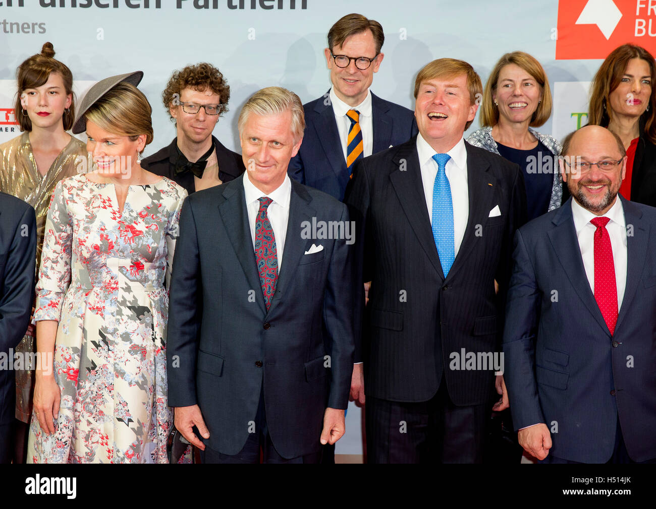 Frankfurt, Germany. 18th Oct, 2016. King Willem-Alexander of The Netherlands and King Philippe of Belgium open the Dutch Flemish pavilion of the Buchmesse in Frankfurt, Germany, 18 October 2016. Queen Mathilde also attends the opening. Photo: Patrick van Katwijk/ POINT DE VUE OUT - NO WIRE SERVICE -/dpa/Alamy Live News Stock Photo