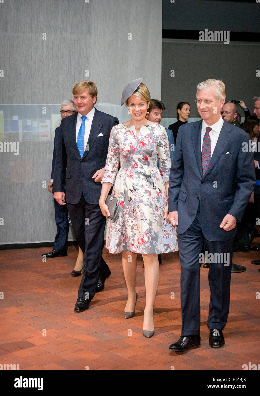 Frankfurt, Germany. 18th Oct, 2016. King Willem-Alexander of The Netherlands and King Philippe of Belgium open the Dutch Flemish pavilion of the Buchmesse in Frankfurt, Germany, 18 October 2016. Queen Mathilde also attends the opening. Photo: Patrick van Katwijk/ POINT DE VUE OUT - NO WIRE SERVICE -/dpa/Alamy Live News Stock Photo