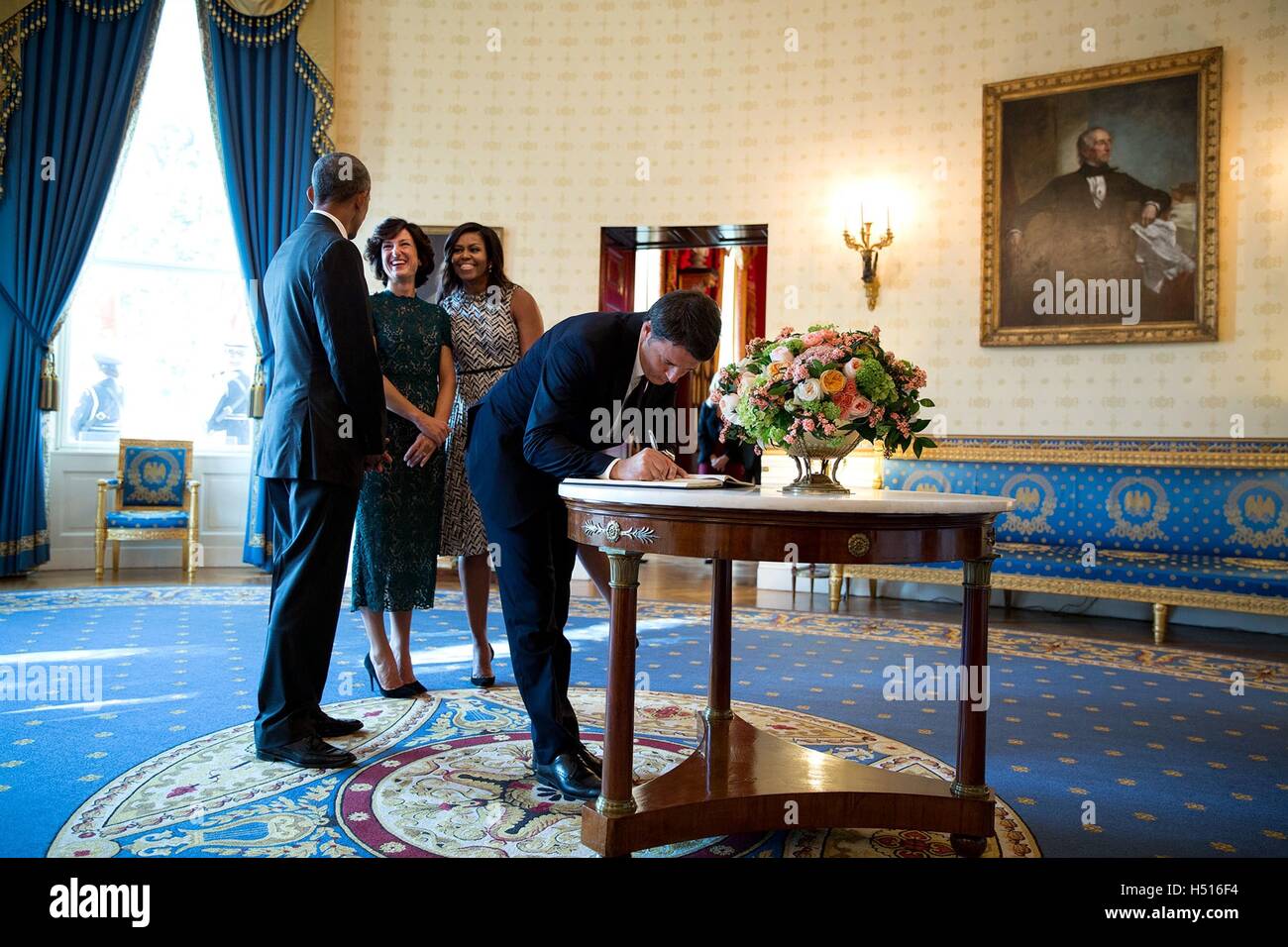 Washington DC, USA. 18th Oct, 2016. Italian Prime Minister Matteo Renzi signs the guest book as his wife Agnese Landini chat with U.S. President Barack Obama and First Lady Michelle Obama in the Blue Room following the State Arrival ceremony at the White House October 18, 2016 in Washington, DC. Credit:  Planetpix/Alamy Live News Stock Photo