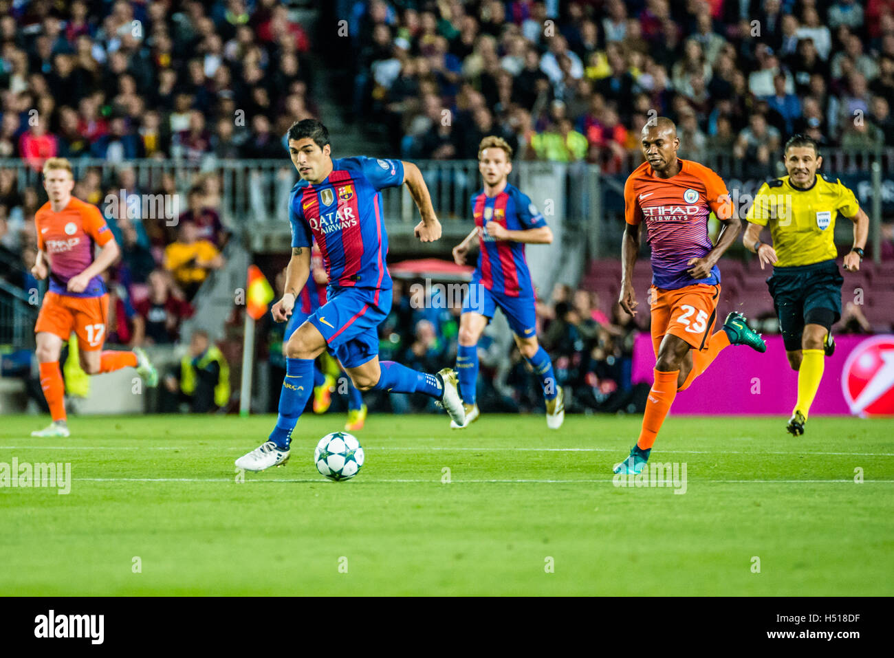 Barcelona, Catalonia, Spain. 19th Oct, 2016. FC Barcelona forward SUAREZ in action during the Champions League match between FC Barcelona and Manchester City at the Camp Nou stadium in Barcelona Credit:  Matthias Oesterle/ZUMA Wire/Alamy Live News Stock Photo