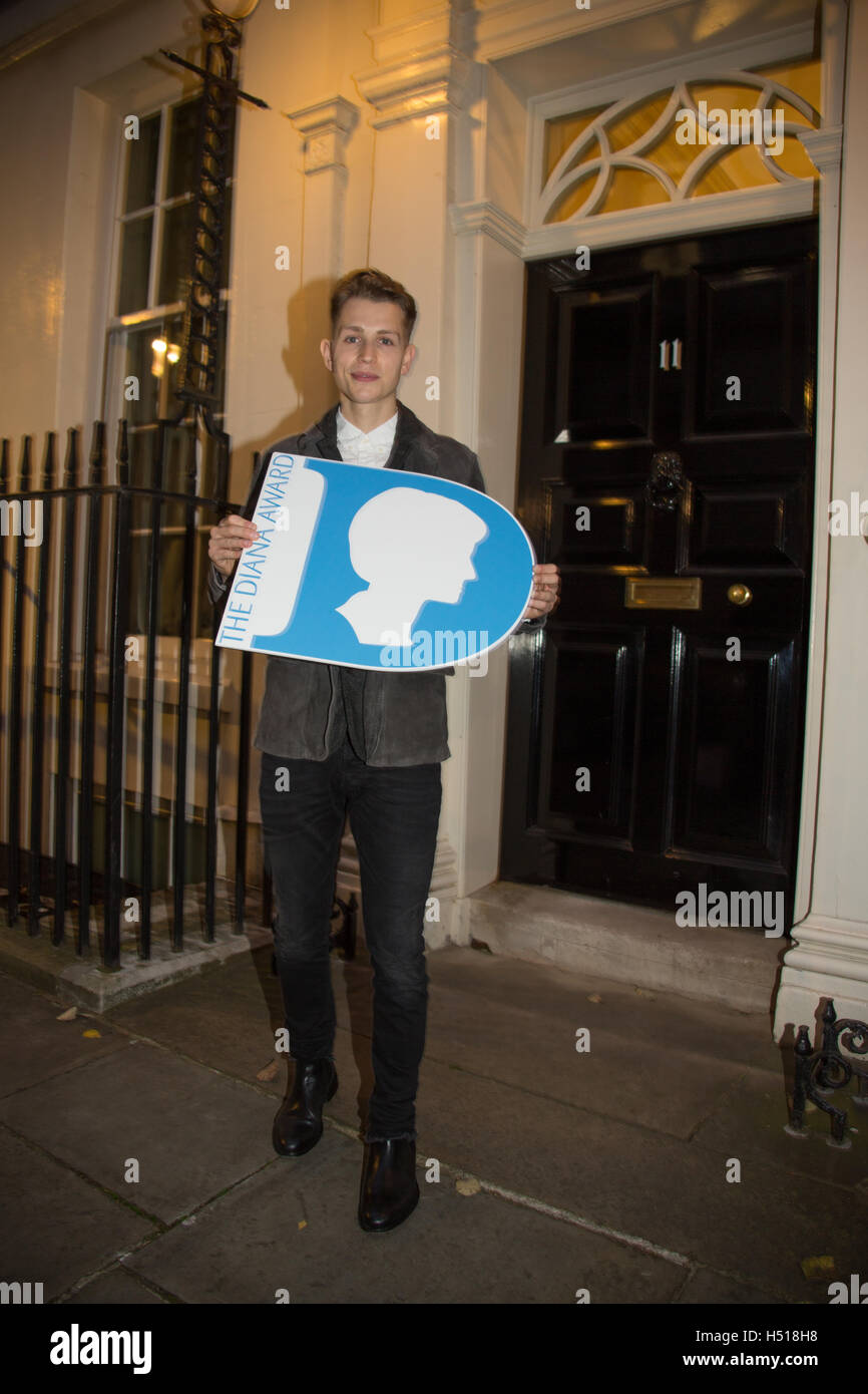 London, UK. 19th Oct, 2016. Singer James McVey posing for photos outside 11 Downing Street to celebrate seventeen years of the Diana Award. This award, set up in memory of Princess Diana, today has the support of both her sons the Duke of Cambridge and Prince Harry. Photo date: Wednesday, October 19, 2016. Credit:  Roger Garfield/Alamy Live News Stock Photo