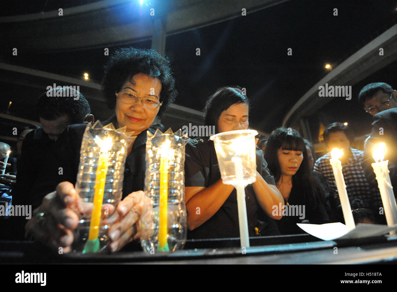 Samut Prakan. 19th Oct, 2016. Mourners light candles to pray for the late Thai King Bhumibol Adulyadej at Khlong Lat Pho Park in Samut Prakan Province, central Thailand, on Oct.19, 2016. King Bhumibol, the world's longest-reigning monarch, died on Oct. 13 in Bangkok's Siriraj Hospital at the age of 88. Credit:  Rachen Sageamsak/Xinhua/Alamy Live News Stock Photo
