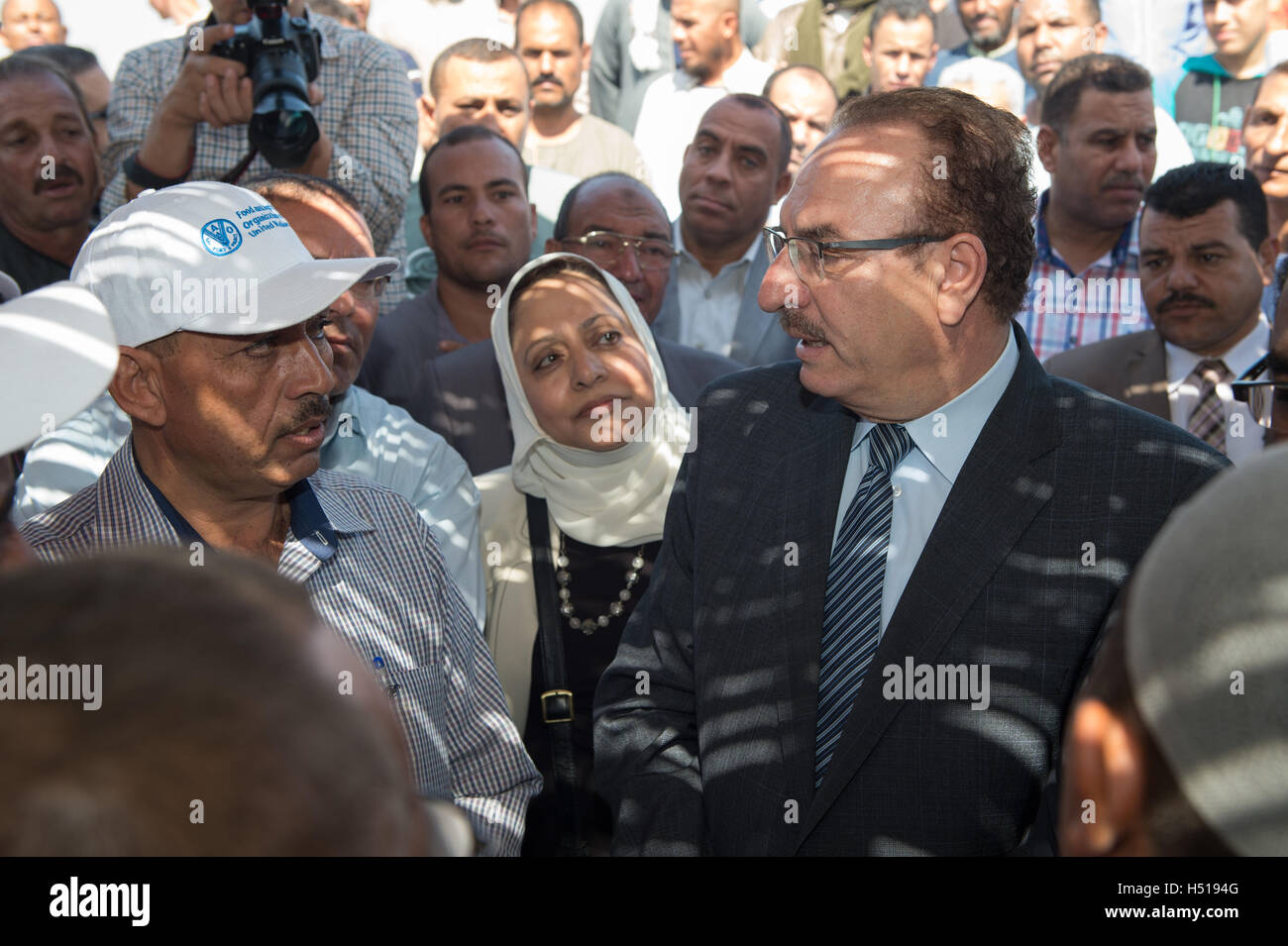 Beni Sweif, Egypt. 19th Oct, 2016. Beni Sweif Governor Sherif Habib (1st R, front) talks with Egyptian farmers about the agricultural classes at a youth farmer field school in Beni Sweif Governorate, Egypt, Oct. 19, 2016. Senior officials from Egypt and the United Nations' Food and Agriculture Organization (FAO) made field visits on Wednesday to a joint rural development project as part of the 2016 World Food Day (WFD) celebrations. © Meng Tao/Xinhua/Alamy Live News Stock Photo