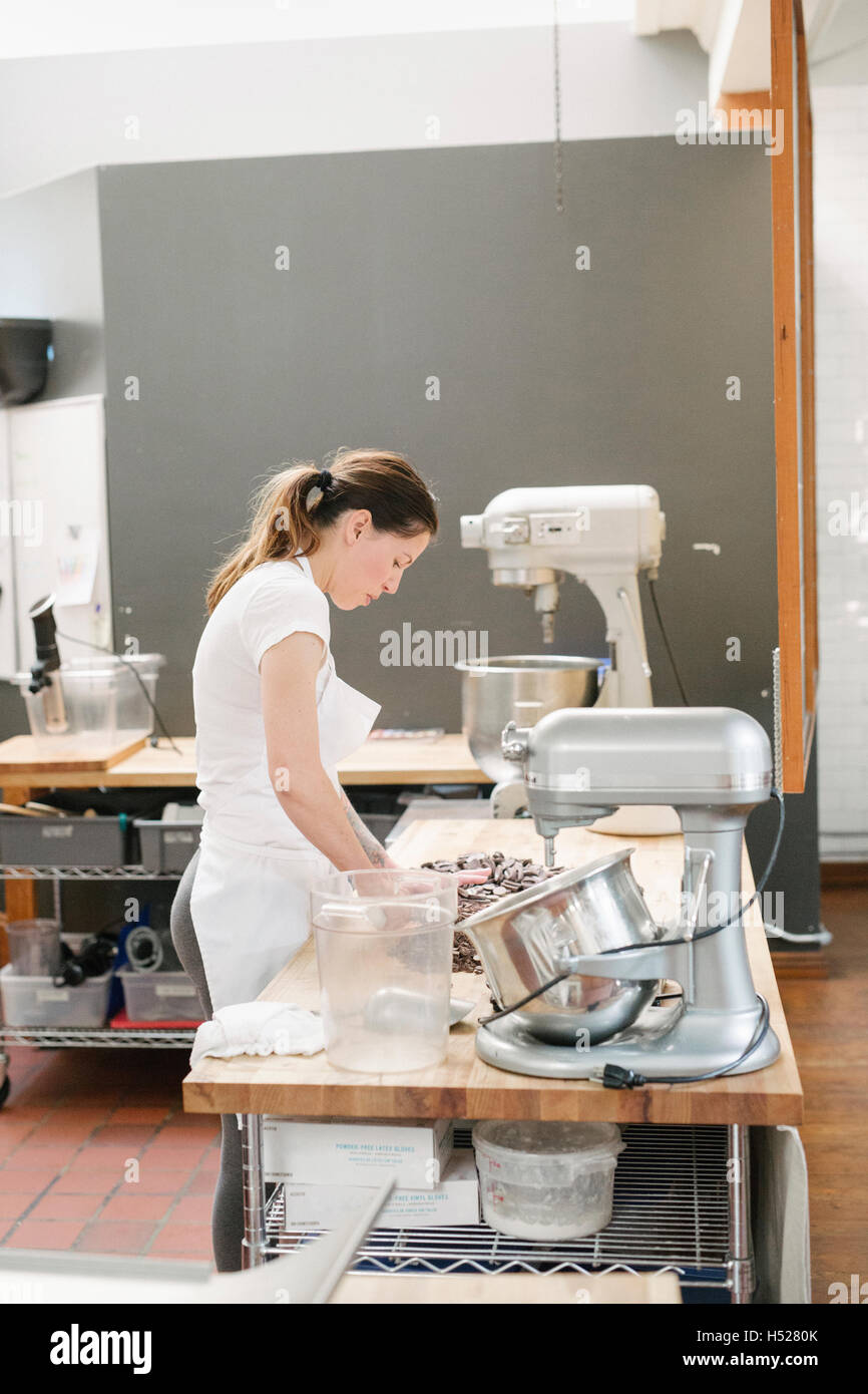 Woman wearing apron in kitchen hi-res stock photography and images - Alamy